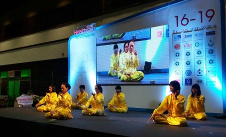 “二零一六年泰国健康博览会”于六月十六日至十九日在泰国诗丽吉国家会议中心举行。图为法轮功学员演示五套功法。