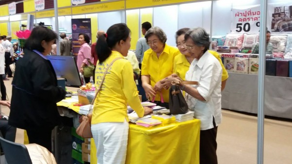 “二零一六年泰国健康博览会”于六月十六日至十九日在泰国诗丽吉国家会议中心举行。图为参观者来法轮功展位了解功法。