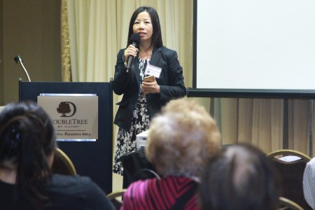 健康保險顧問Cindy Xie在做演講。（張岳/大紀元）