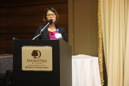 加大洛杉磯分校醫學中心Deborah Wong博士在做關於肺癌的講座。（張岳/大紀元）