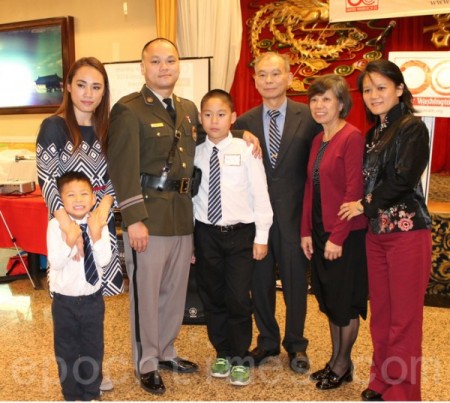 去年10月25日，在華府美華協會第42週年年會上，蒙郡華裔警官虞孝儒獲頒 「開拓先鋒獎」（Trailblazer Award）。圖為虞孝儒與家人合影。（何伊/大紀元）