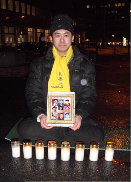 二〇一〇年世界人权日，郭居峰在多特蒙德的活动中手里拿着他认识人的照片，这些人都在迫害中死亡。（图片：郭居峰本人提供）