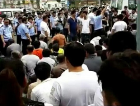 6月6日，河北南宫市紫冢镇候都水村数百名村民游行示威，抗议化工厂污染，大批警察镇压。（网络图片）