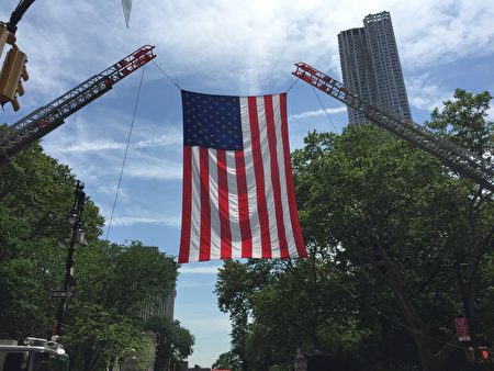 6月1日市政廳前的消防車前懸掛了一面美國國旗，旁邊正在舉行年度表彰儀式。