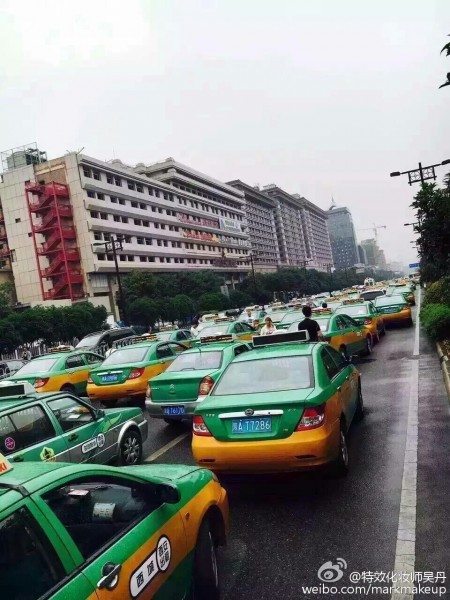 5月31日，陕西西安市数千辆出租车在钟楼与市政府等地附近道路上排长龙“游行示威”，当地政府出动全城近万警力镇压，200余人被捕。（网络图片）