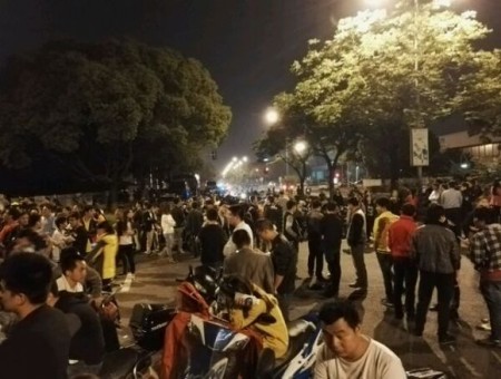 江蘇快捷半導體（蘇州）有限公司上千名工人連續罷工三天，抗議公司被收購無賠償。（網絡圖片）
