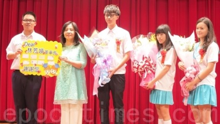 台湾惟一的古迹花园学校明台高中，8日举行104年度毕业典礼，现场有学生特别献花给林芳媖董事长，感谢她协助她们度过最艰困的危机。（邓玫玲／大纪元）