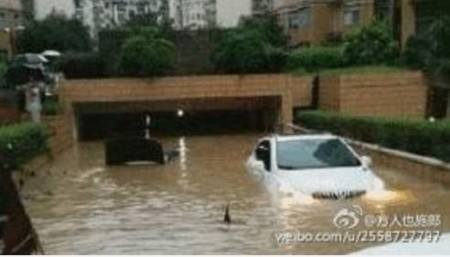 柳州暴雨一夜變水城。（網絡圖片）