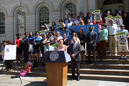 國會議員維樂貴茲（Nydia Velazquez）昨日在市政廳，介紹「房東責任法案」。