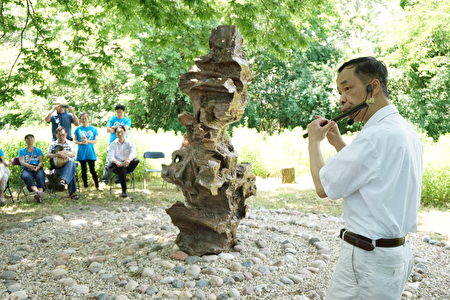 文人石雕塑開放當天，民樂演奏家梁嘉駒現場演奏。（溫文清/大紀元） 