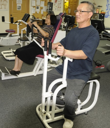 邓先生在Optimal Physical Therapy Gym南费城物理治疗中心接受物理治疗（周琪/大纪元） 