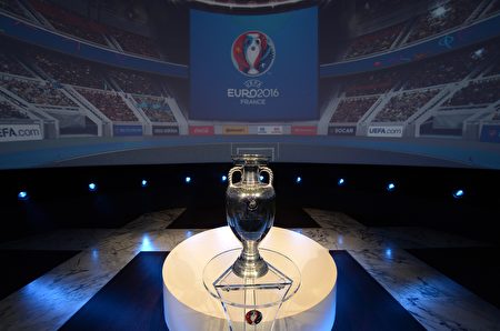 2016年欧洲足球锦标赛周五（6月10日）在法国开幕。 图为 亨利．德劳内杯。(Photo credit should read FRANCK FIFE/AFP/Getty Images)