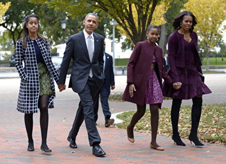 6月10日，美国总统奥巴马的长女玛丽亚高中毕业，奥巴马和第一夫人米歇尔将出席女儿的毕业典礼。图为奥巴马一家。(Shawn Thew-Pool/Getty Images)
