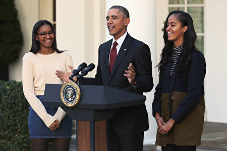 6月10日，美國總統奧巴馬的長女瑪麗亞高中畢業，奧巴馬和第一夫人米歇爾將出席女兒的畢業典禮。圖為奧巴馬和兩個女兒在一起。(Chip Somodevilla/Getty Images)