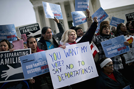 1月15日，美国高院外支持奥巴马移民改革行政令的人群。 ( Chip Somodevilla/Getty Images)