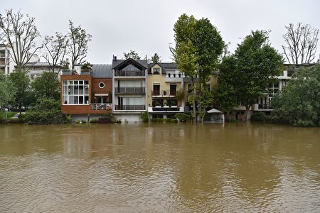 A picture taken on June 4, 2016 shows flooded house in Neuilly-sur-Seine near Paris. The rain-swollen River Seine in Paris reached its highest level in three decades on June 3, 2016, spilling its banks and prompting the Louvre museum to shut its doors and evacuate artworks in its basement. Parisians were urged to avoid the banks of the river which was expected to reach a peak of six metres (19 feet) Friday, while deadly floods continued to wreak havoc elsewhere in France and Germany. / AFP / ALAIN JOCARD (Photo credit should read ALAIN JOCARD/AFP/Getty Images)