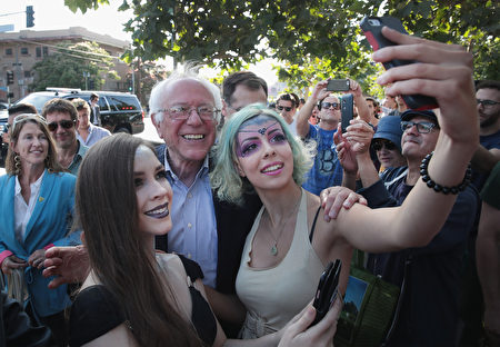 6月7日桑德斯在加州初选日拉票，与选民拍照。(Scott Olson/Getty Images)