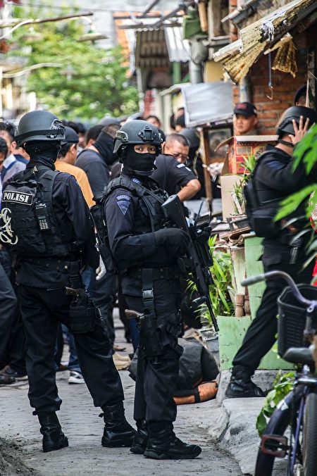 2016年6月8日，印尼反恐警察逮捕3名回教极端分子，缴获两支自制炸弹，土炮和制造炸弹的材料。  (JUNI KRISWANTO/AFP/Getty Images)