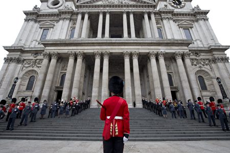 Military personnel get in place ahead of a service of thanksgiving for the 90th birthday of Britain's Queen Elizabeth II at St Paul's Cathedral in London on June 10, 2016, which is also the Duke of Edinburgh's 95th birthday. Britain started a weekend of events to celebrate the Queen's 90th birthday. The Queen and the Duke of Edinburgh along with other members of the royal family will attend a national service of thanksgiving at St Paul's Cathedral on June 10, which is also the Duke of Edinburgh's 95th birthday. / AFP / JUSTIN TALLIS (Photo credit should read JUSTIN TALLIS/AFP/Getty Images)