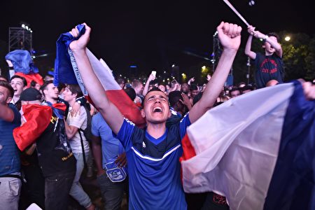 法国队开门红后，球迷们在欢呼。 (ALAIN JOCARD/AFP/Getty Images)