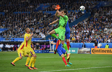 东道主法国队凭借迪米特里•帕耶特（Dimitri Payet）在比赛临近结束时的世界波以2比1绝杀罗马尼亚，取得开门红。(Matthias Hangst/Getty Images)