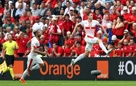 11日，瑞士和阿尔巴尼亚今天在2016年欧洲国家杯足球赛（Euro 2016）A组第2场比赛捉对厮杀，结果瑞士1比0力克阿尔巴尼亚，拿下胜利。(Paul Gilham/Getty Images)