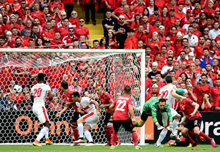 11日，瑞士和阿尔巴尼亚今天在2016年欧洲国家杯足球赛（Euro 2016）A组第2场比赛捉对厮杀，结果瑞士1比0力克阿尔巴尼亚，拿下胜利。(FRANCOIS LO PRESTI/AFP/Getty Images)