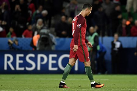 Portugal's forward Cristiano Ronaldo walks off the pitch following the team's 1-1 draw in the Euro 2016 group F football match between Portugal and Iceland at the Geoffroy-Guichard stadium in Saint-Etienne on June 14, 2016. / AFP / jeff pachoud        (Photo credit should read JEFF PACHOUD/AFP/Getty Images)