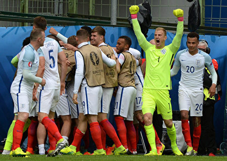 England's goalkeeper Joe Hart (2nd R) and teammates celebrate after the team scored the 2-1 during the Euro 2016 group B football match between England and Wales at the Bollaert-Delelis stadium in Lens on June 16, 2016. / AFP / DENIS CHARLET (Photo credit should read DENIS CHARLET/AFP/Getty Images)