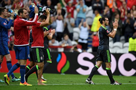 Wales' forward Gareth Bale (R) and team mates acknowledge the fans after the Euro 2016 group B football match between England and Wales at the Bollaert-Delelis stadium in Lens on June 16, 2016. England won the match 2-1. / AFP / MARTIN BUREAU (Photo credit should read MARTIN BUREAU/AFP/Getty Images)
