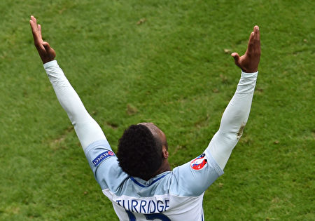 England's forward Daniel Sturridge celebrates after scoring the 2-1 during the Euro 2016 group B football match between England and Wales at the Bollaert-Delelis stadium in Lens on June 16, 2016. / AFP / PHILIPPE HUGUEN (Photo credit should read PHILIPPE HUGUEN/AFP/Getty Images)