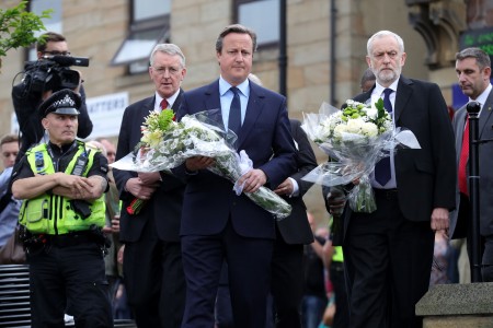 週五，首相卡梅倫（中）與在野工黨領袖柯賓（右）前往槍擊案現場，參加悼念活動。 (Christopher Furlong/Getty Images)