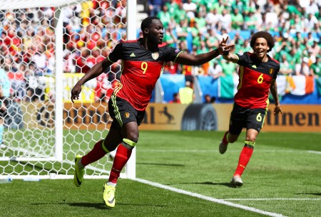 BORDEAUX, FRANCE - JUNE 18: Romelu Lukaku of Belgium celebrates scoring his team's first goal during the UEFA EURO 2016 Group E match between Belgium and Republic of Ireland at Stade Matmut Atlantique on June 18, 2016 in Bordeaux, France. (Photo by Ian Walton/Getty Images)