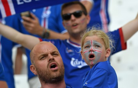 6月18日，2016歐洲盃F組冰島對匈牙利的比賽，冰島小球迷為自己國家隊加油。(BORIS HORVAT/AFP/Getty Images)