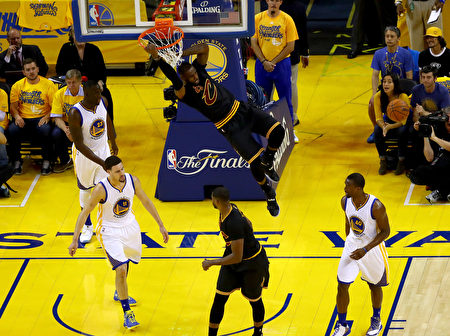OAKLAND, CA - JUNE 19: LeBron James #23 of the Cleveland Cavaliers dunks the ball against the Golden State Warriors in Game 7 of the 2016 NBA Finals at ORACLE Arena on June 19, 2016 in Oakland, California. NOTE TO USER: User expressly acknowledges and agrees that, by downloading and or using this photograph, User is consenting to the terms and conditions of the Getty Images License Agreement. (Photo by Ezra Shaw/Getty Images)