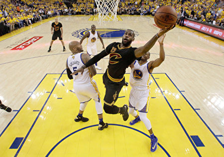 OAKLAND, CA - JUNE 19: LeBron James #23 of the Cleveland Cavaliers drives for a layup against the Golden State Warriors in Game 7 of the 2016 NBA Finals at ORACLE Arena on June 19, 2016 in Oakland, California. NOTE TO USER: User expressly acknowledges and agrees that, by downloading and or using this photograph, User is consenting to the terms and conditions of the Getty Images License Agreement. (Photo by Marcio Jose Sanchez/Pool/Getty Images)
