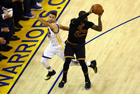 OAKLAND, CA - JUNE 19: LeBron James #23 of the Cleveland Cavaliers handles the ball against Stephen Curry #30 of the Golden State Warriors in Game 7 of the 2016 NBA Finals at ORACLE Arena on June 19, 2016 in Oakland, California. NOTE TO USER: User expressly acknowledges and agrees that, by downloading and or using this photograph, User is consenting to the terms and conditions of the Getty Images License Agreement. (Photo by Ezra Shaw/Getty Images)