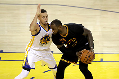 OAKLAND, CA - JUNE 19: Stephen Curry #30 of the Golden State Warriors defends LeBron James #23 of the Cleveland Cavaliers in Game 7 of the 2016 NBA Finals at ORACLE Arena on June 19, 2016 in Oakland, California. NOTE TO USER: User expressly acknowledges and agrees that, by downloading and or using this photograph, User is consenting to the terms and conditions of the Getty Images License Agreement. (Photo by Ronald Martinez/Getty Images)