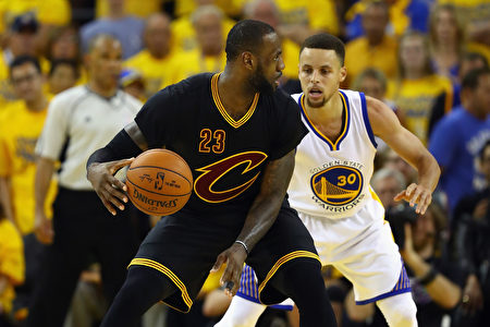 OAKLAND, CA - JUNE 19: LeBron James #23 of the Cleveland Cavaliers handles the ball against Stephen Curry #30 of the Golden State Warriors during the second half in Game 7 of the 2016 NBA Finals at ORACLE Arena on June 19, 2016 in Oakland, California. NOTE TO USER: User expressly acknowledges and agrees that, by downloading and or using this photograph, User is consenting to the terms and conditions of the Getty Images License Agreement. (Photo by Ezra Shaw/Getty Images)