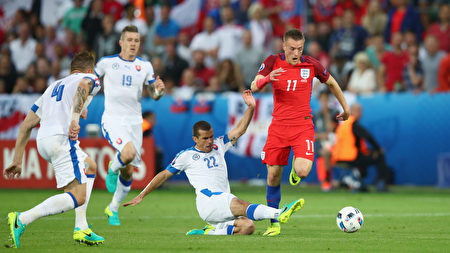 英格兰前锋瓦尔迪（Jamie Vardy 右）和佩科夫斯基（Viktor Pecovsky，中）在比赛中。 (Clive Brunskill/Getty Images)