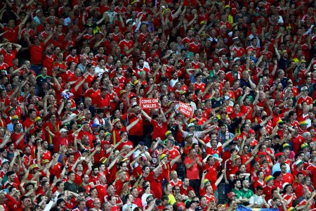 6月20日，歐洲杯B組威爾士對陣俄羅斯的比賽，威爾士以3：0完勝俄羅斯，現場威爾斯隊的球迷歡欣鼓舞。(Ian Walton/Getty Images)[/caption]

[playlist type=