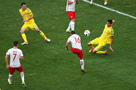 波蘭隊的庫巴·布瓦什奇科夫斯基（穿16號球衣者）晃開角度後左腳打門。(Lars Baron/Getty Images)