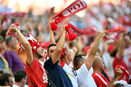 2016年6月21日，歐洲盃C組比賽，波蘭VS. 烏克蘭，波蘭成功晉級。圖為波蘭球迷在歡呼。(BERTRAND LANGLOIS/AFP/Getty Images)