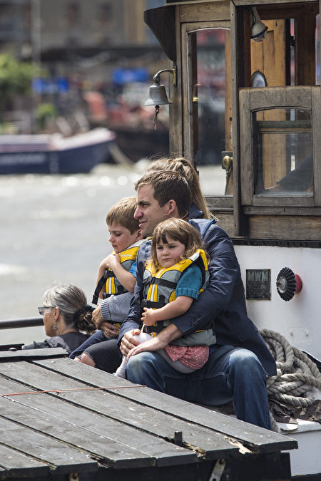 2016年6月22日，英國倫敦，英國遇刺女議員考克斯的丈夫喬·攜二名稚子坐船準備參加紀念活動 。(Dan Kitwood/Getty Images)