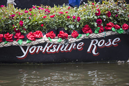 名为'Yorkshire Rose'的船上装饰着红色的玫瑰花，悼念已故议员乔·考克斯。 (Jack Taylor/Getty Images)