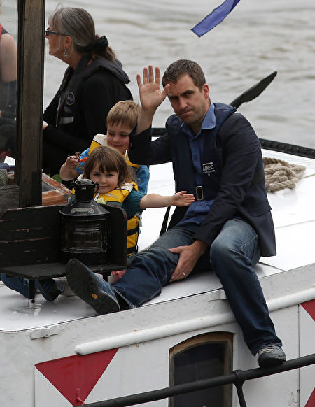 2016年6月22日，英国伦敦，英国遇刺女议员乔·考克斯的丈夫携二名稚子搭船准备参加纪念活动 。(Dan Kitwood/Getty Images) 