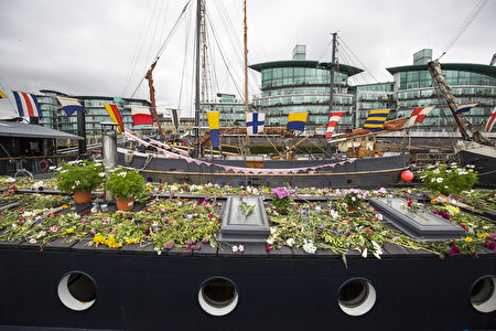 2016年6月22日，英国伦敦，民众以鲜花和纪念品悼念已故的遇刺女议员乔·考克斯。(Jack Taylor/Getty Images)