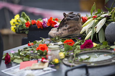 2016年6月22日，英国伦敦，民众以鲜花和纪念品悼念已故的遇刺女议员乔·考克斯。(Dan Kitwood/Getty Images)(Jack Taylor/Getty Images)
