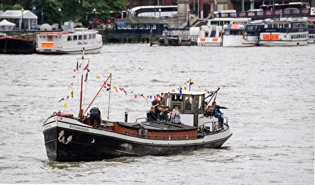2016年6月22日，英国伦敦，英国遇刺女议员乔·考克斯的丈夫携二名稚子出席纪念活动 。(LEON NEAL/AFP/Getty Images)