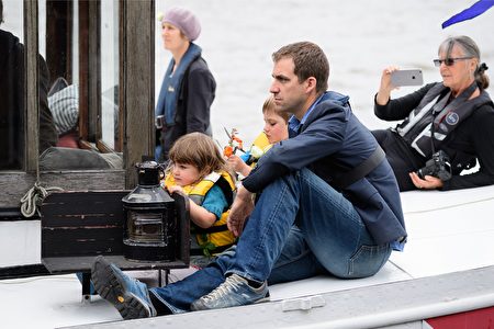2016年6月22日，英國倫敦，英國遇刺女議員喬·考克斯的丈夫攜二名子搭船準備參加紀念活動 。(LEON NEAL/AFP/Getty Images)